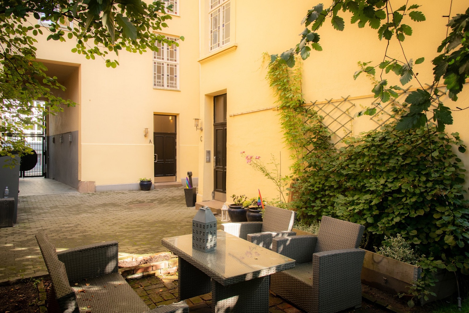 Klassisk bygård med en hyggelig felles bakgård med sittegruppe. Galleribilde