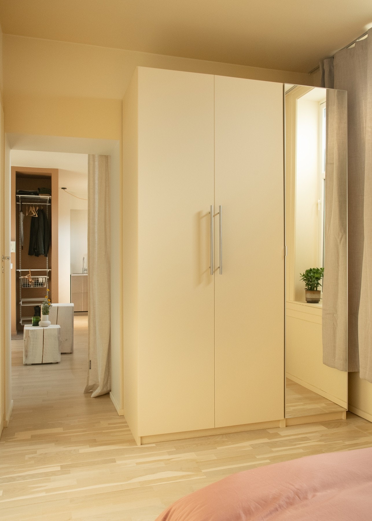 Parkettgulv, vegger og himlingen overflater i soverommet ble pusset opp samtidig som resten av boligen, noe som skaper en helhetlig og elegant atmosfære gjennom hele boligen. Galleribilde