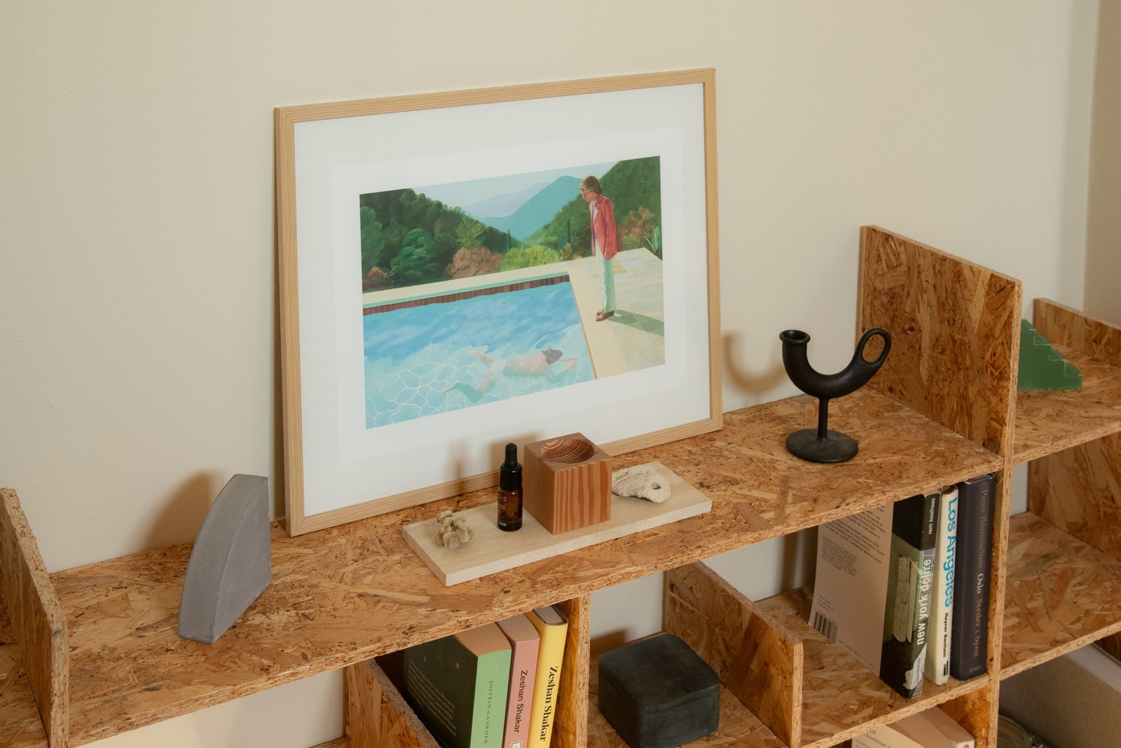 Veggene er nymalte i en tidsriktig og behagelig fargetone som enkelt lar seg kombinere med ulike interiørstiler Galleribilde