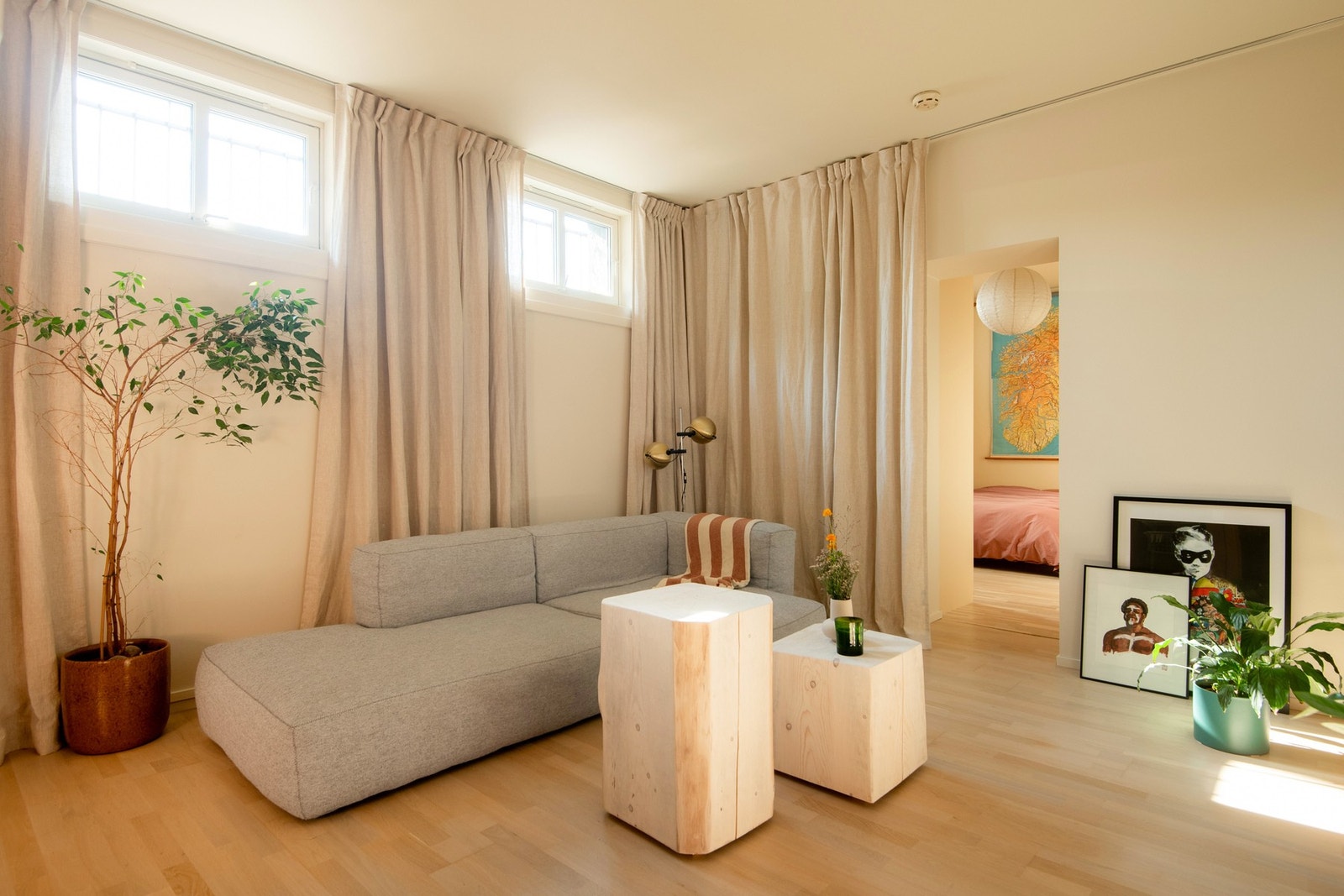 Boligen holder en høy standard med nylig slipt og behandlet gulv samt nymalte vegger og
himlinger i harmoniske og delikate toner. Galleribilde