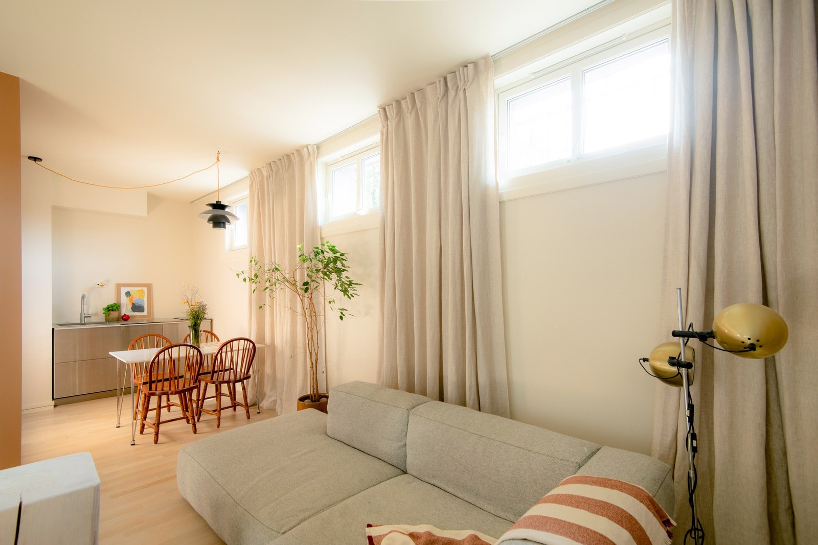 Den avlange planløsningen, kombinert med god takhøyde, skaper en lys og luftig atmosfære
som gir en herlig romfølelse. Galleribilde