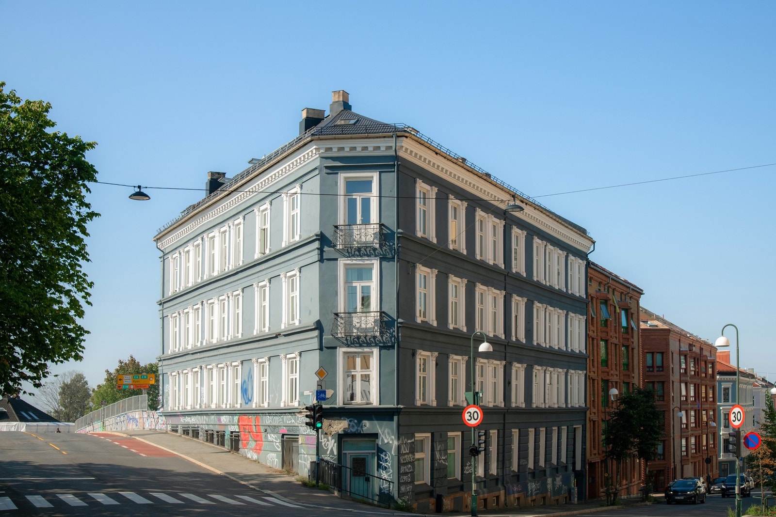 Boligen har en urban beliggenhet i Gamlebyen, med kun en kort spasertur til sentrum og et bredt utvalg av fasiliteter i nærområdet. Galleribilde