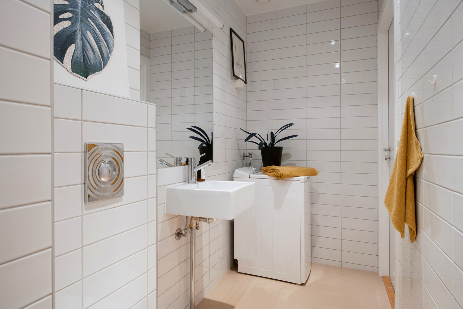 Romslig baderom med opplegg for vaskemaskin, vegghengt toalett, dusjnisje og downlights. Galleribilde