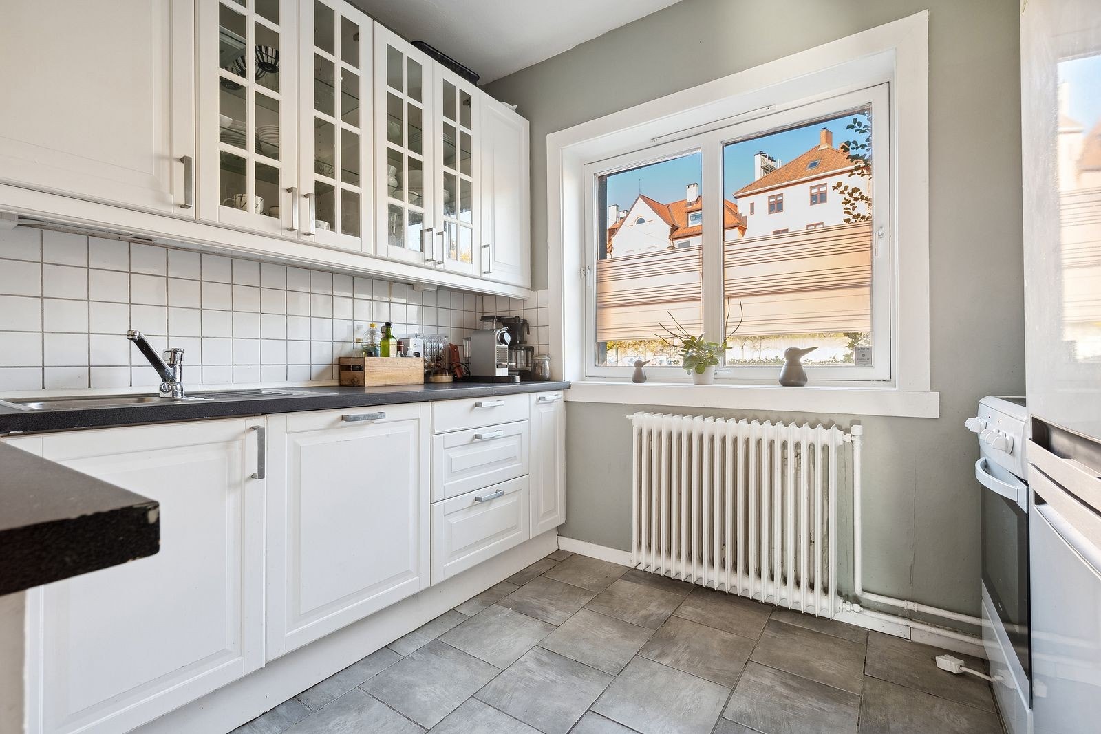 Kjøkken med oppvaskmaskin, kombiskap og stekeovn/steketopp. Galleribilde