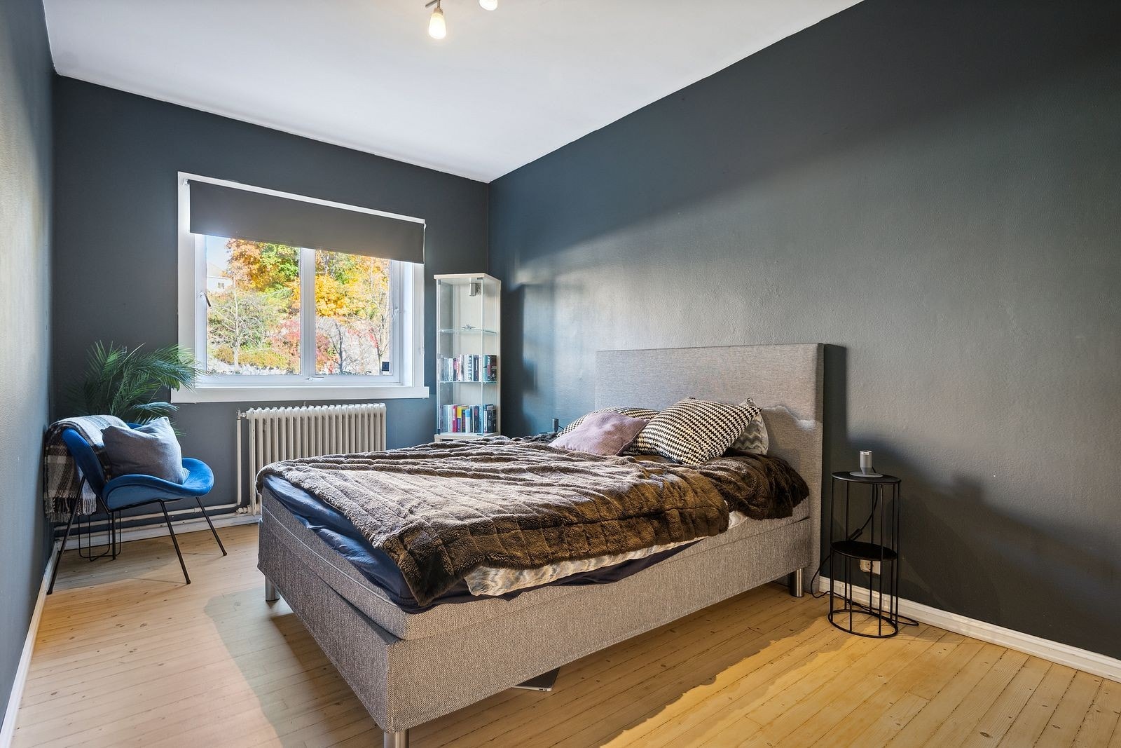 Romslig soverom med garderobeskap. Galleribilde