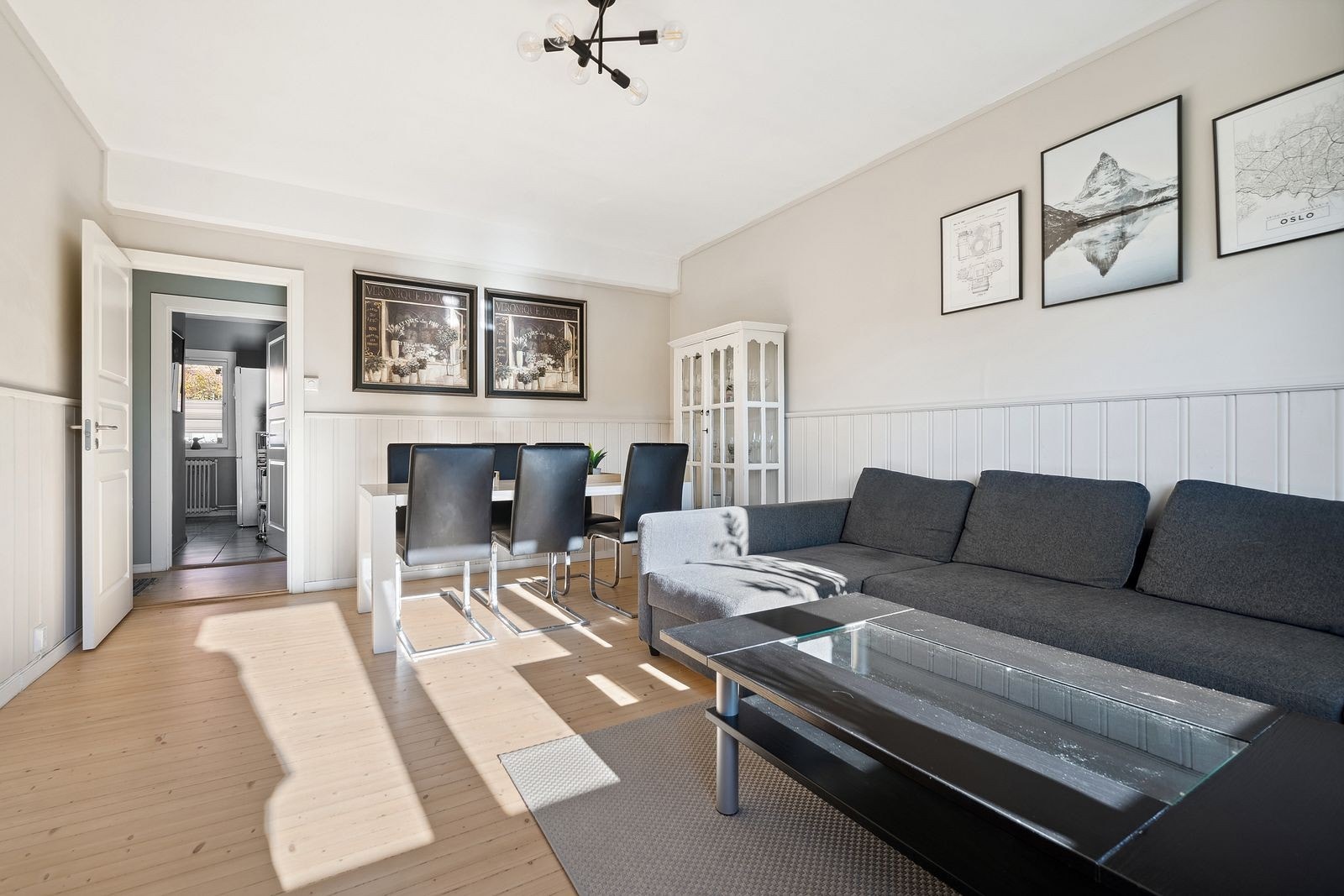 God plass med både sofakrok og spisestue. Galleribilde