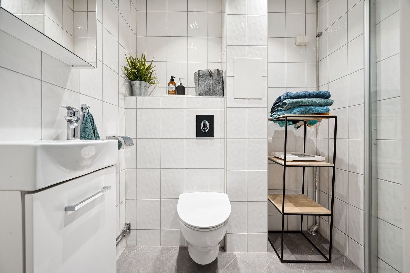 Bad med servant og skapplass. Det er opplegg for vaskemaskin på badet, og fellesvaskeri. Galleribilde