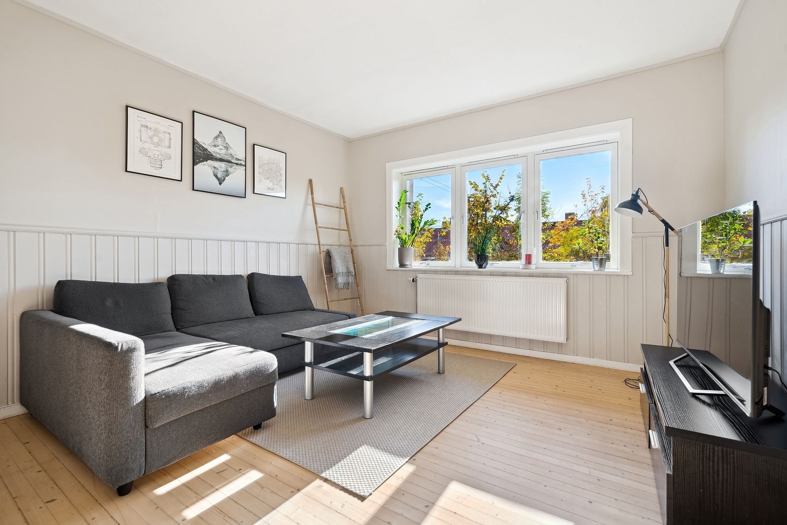 Romslig stue med godt med lysinnslipp. Galleribilde