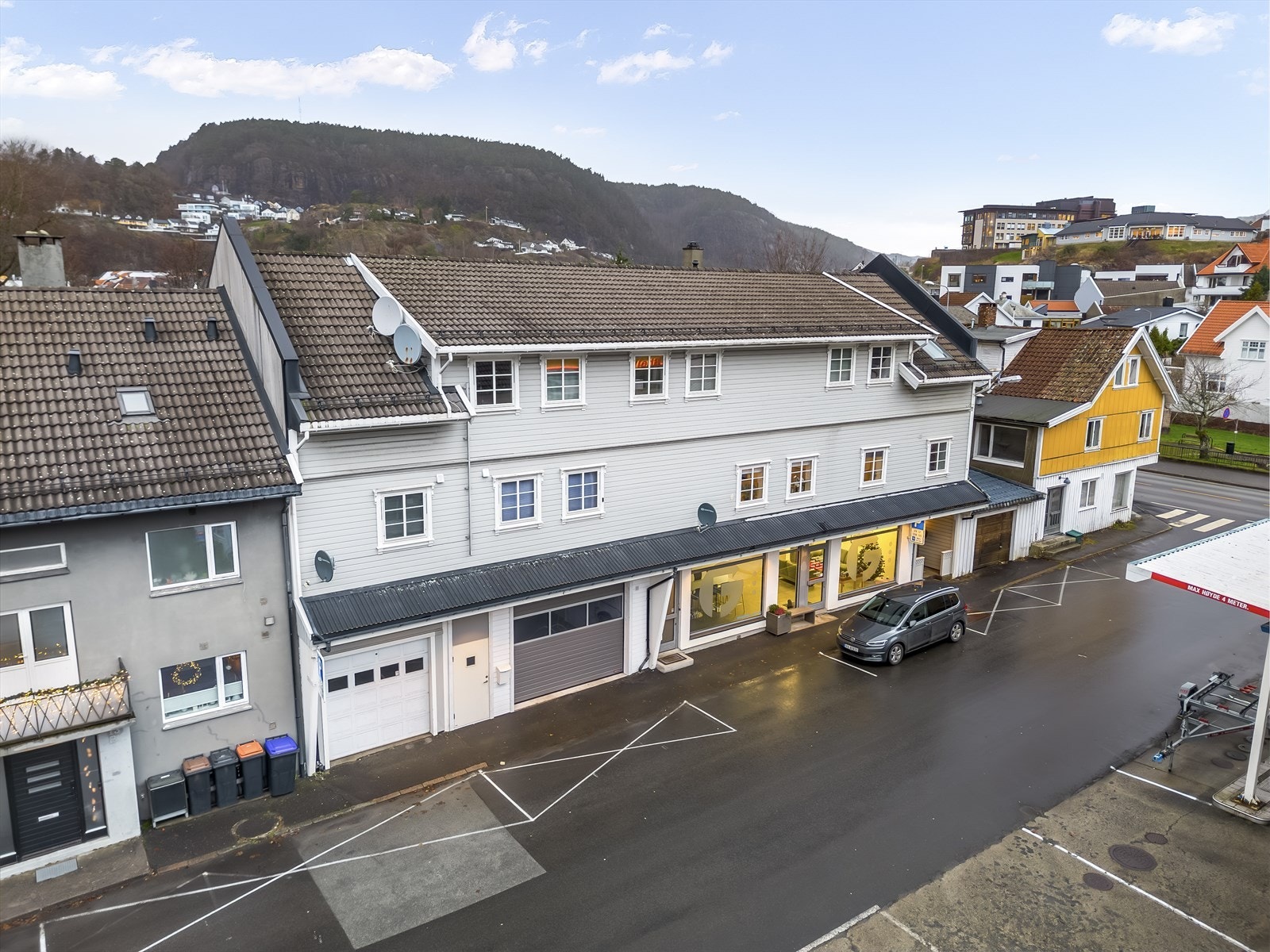 Leiligheten ligger i 2. etasje i bygning med kombinert bolig og næring. Galleribilde