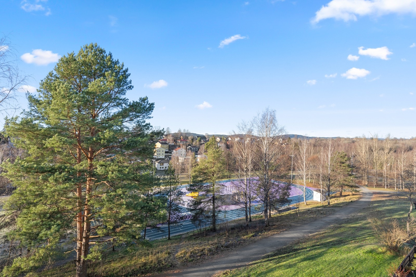 Leiligheten har en svært god intern beliggenhet med fritt utsyn til nærområdet og solnedgangen. Galleribilde