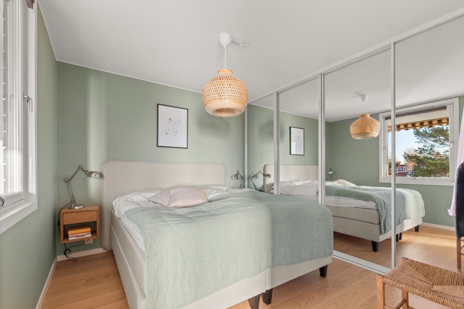 Hovedsoverommet er av en god størrelse med plass til dobbeltseng og nattbord. Galleribilde