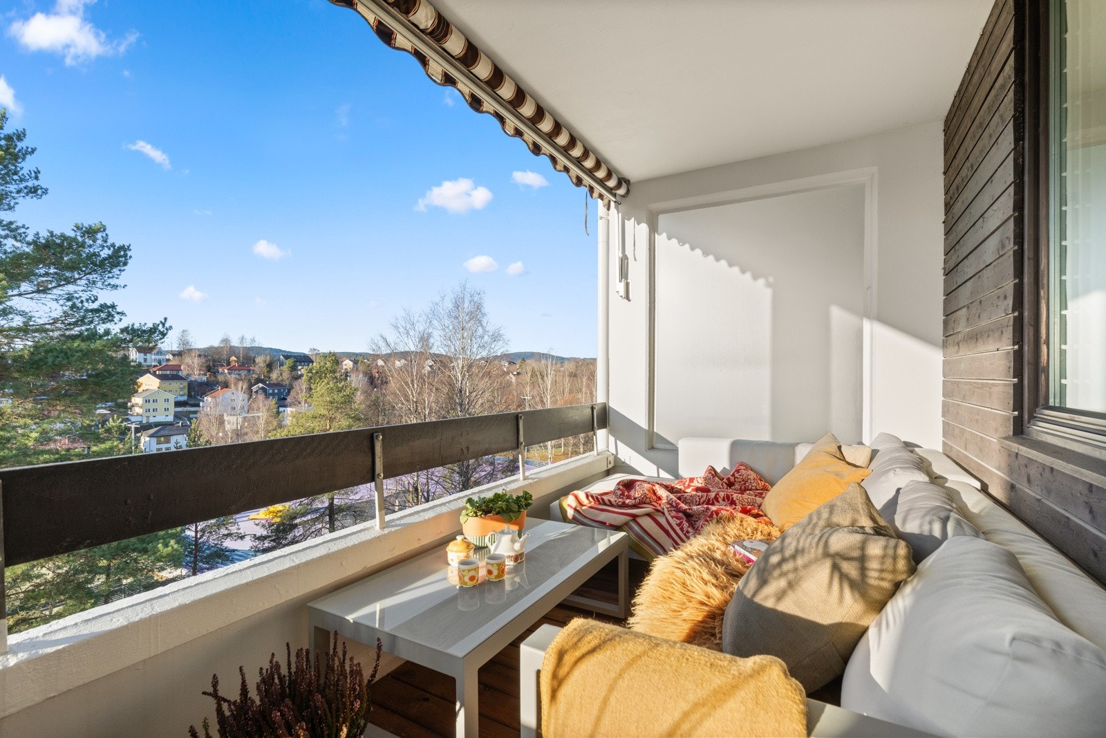 Balkongen byr på svært gode solforhold fra ca. kl. 1330-2230 på sommertid! Galleribilde