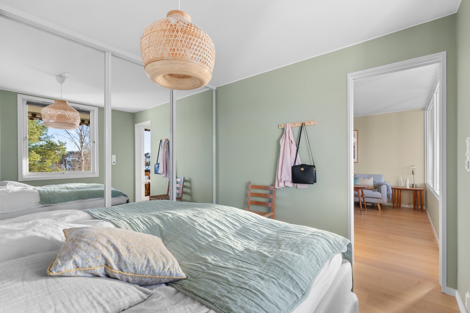 Langs den ene langveggen er det etablert stor plassbygd skyvedørsgarderobe som sørger for svært gode oppbevaringsmuligheter. Galleribilde