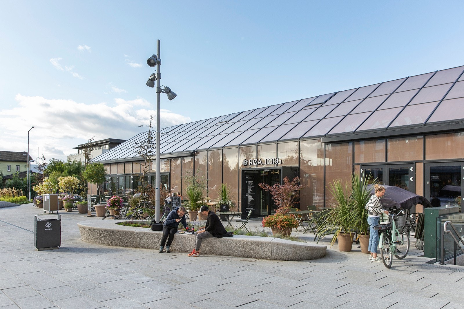 Røa Torg og kjøpesenter- gangavstand fra leiligheten til alt man trenger av fasiliteter. Galleribilde
