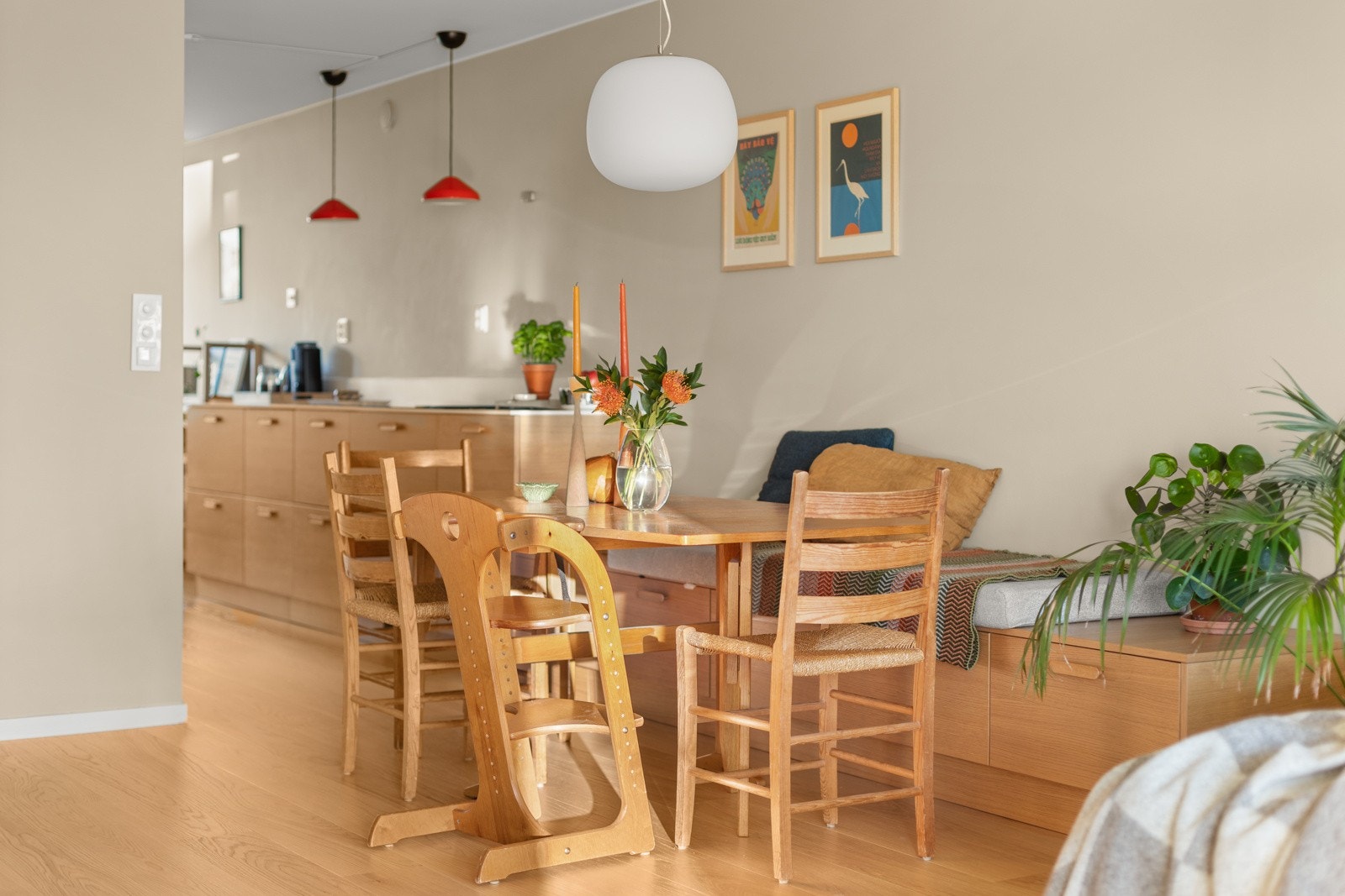 En sømløst integrert sittebenk i samme design som kjøkkenet skaper en naturlig forlengelse av interiøret. Galleribilde