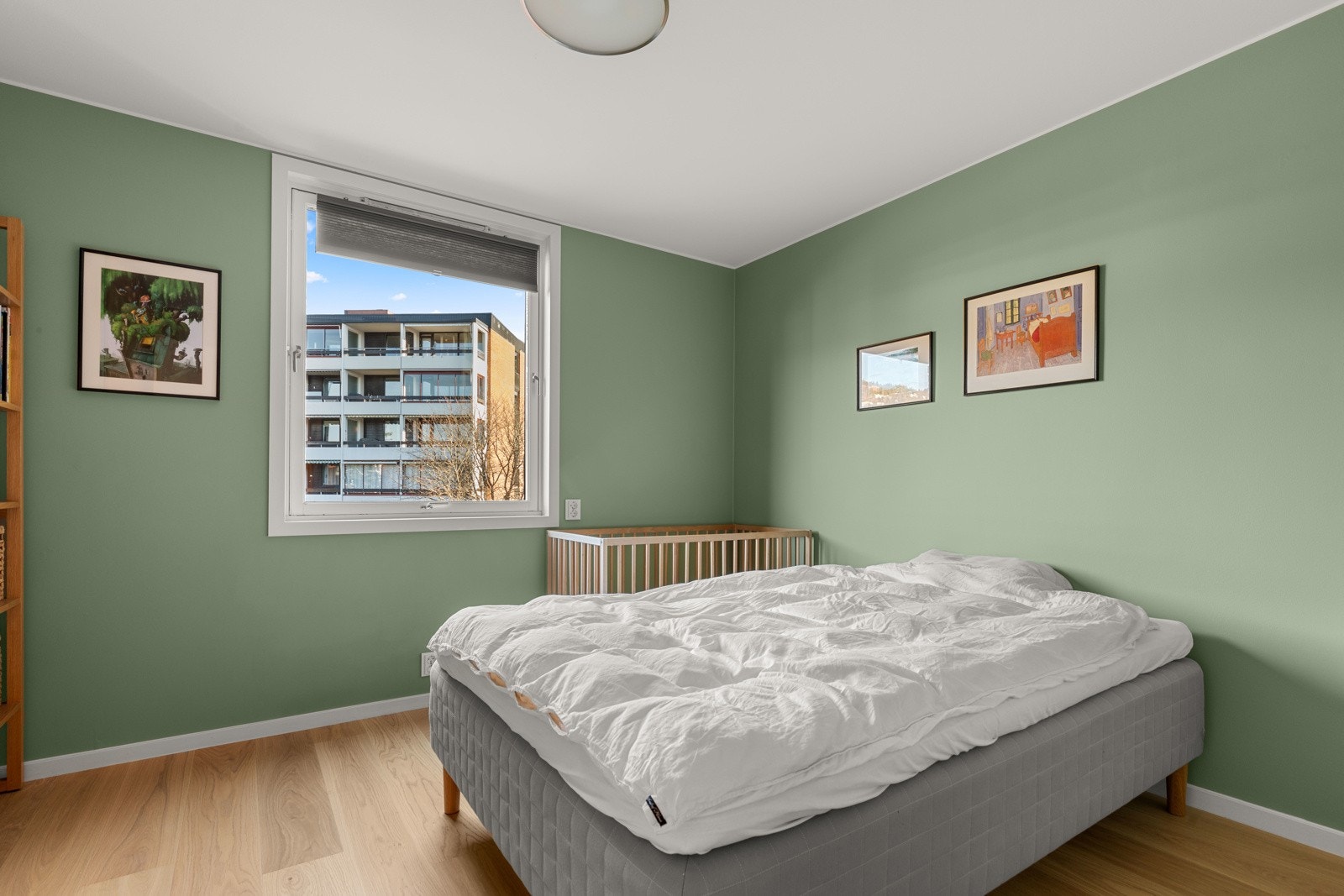 Soverom 2 med god plass til seng, nattbord, pult og annet ønsket møblement. Galleribilde