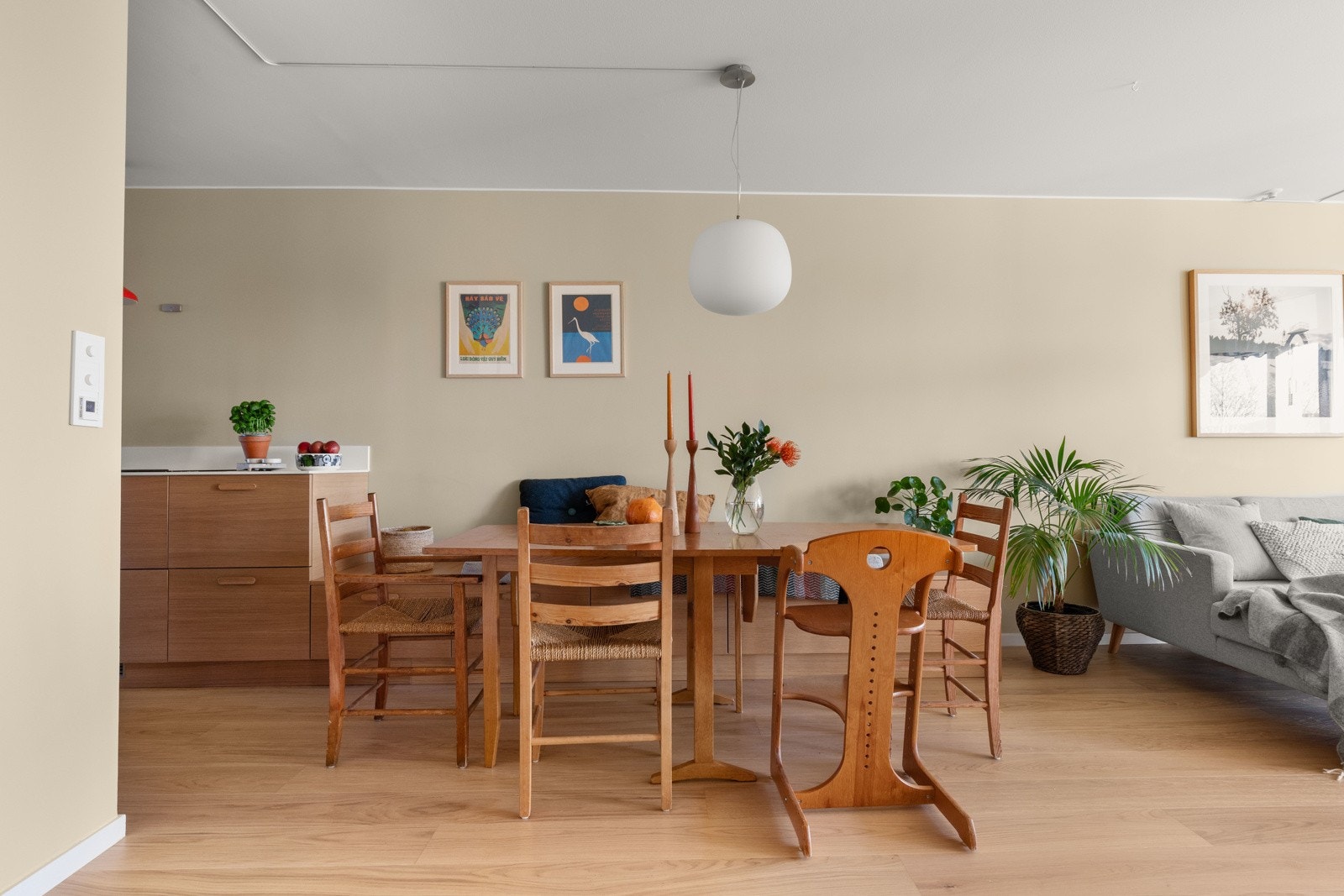 Den plassbygde sittebenken har plass til inntil 5 personer. Med myke puter, blir dette en lun og koselig krok. Galleribilde