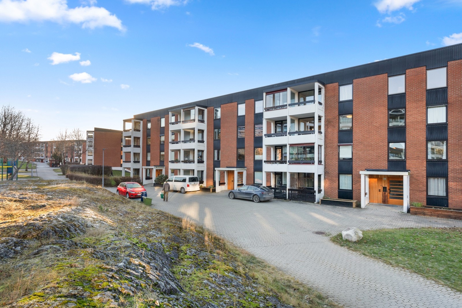 Leiligheten har en fantastisk beliggenhet i Orebakken borettslag. Leiligheten er omkranset med store, bilfrie og grønne fellesarealer. Galleribilde