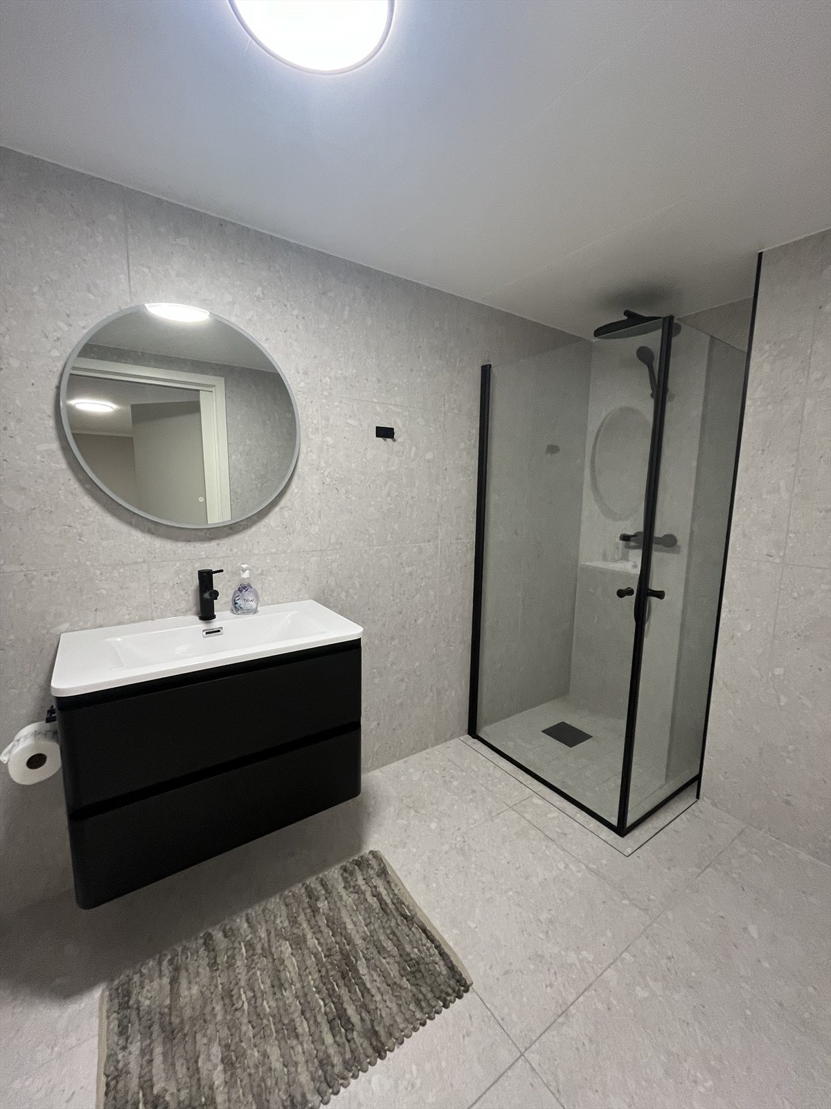 Badet er lekkert og helfliset med varmekabler i gulvet Galleribilde