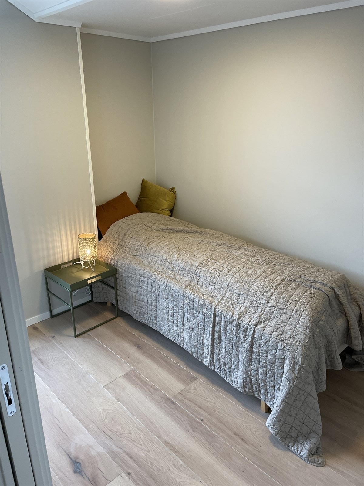 Soverommet er malt i en behagelig fargetone og har plass til seng, nattbord og garderobeløsning Galleribilde