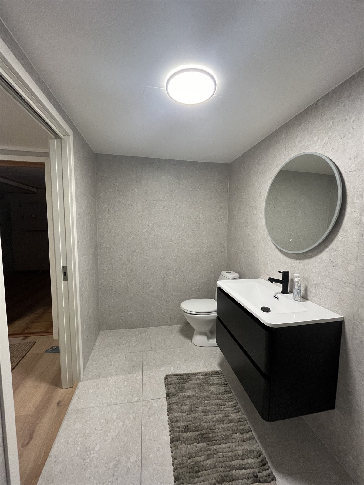 Det er videre utstyrt med toalett, baderomsinnredning med speil og dusjhjørne. Galleribilde