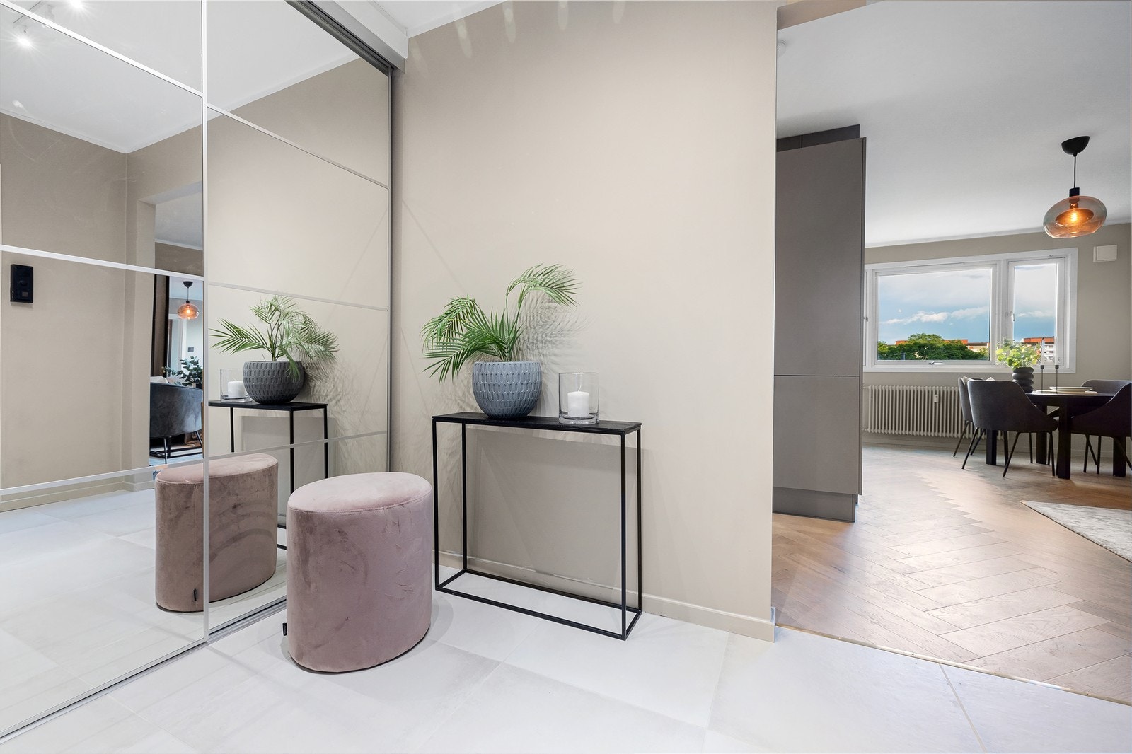 Innbydende entré med skyvedørsgarderobe og fliser på gulv Galleribilde