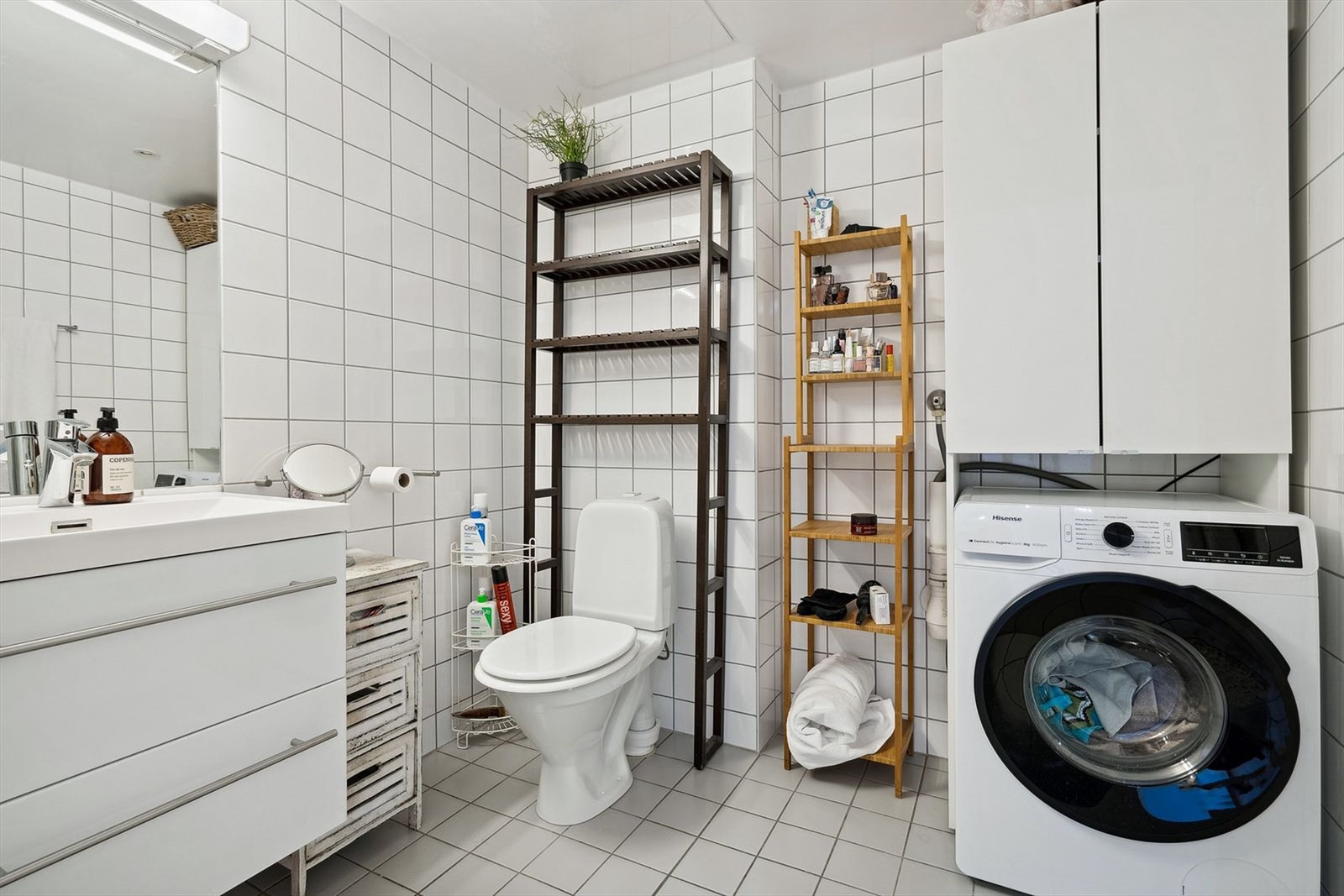 Flislagt bad med gulvvarme og stilrene detaljer. Galleribilde