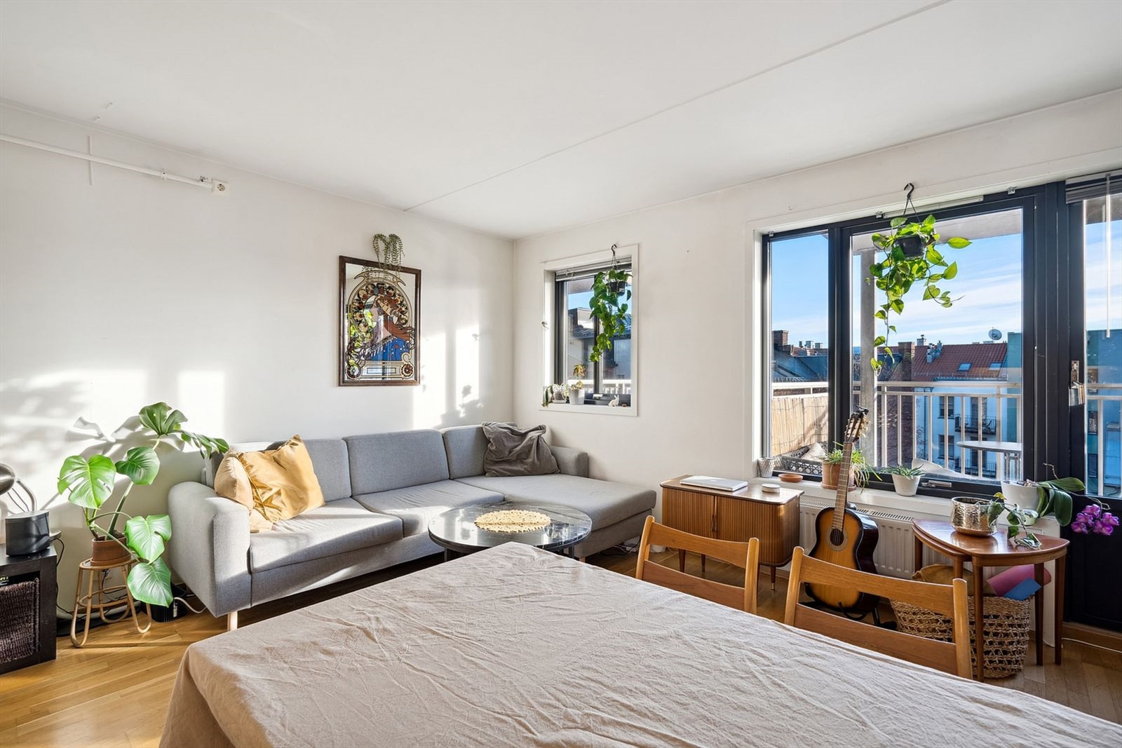 Romslig stue med plass til sofakrok og tilhørende møblement. Galleribilde