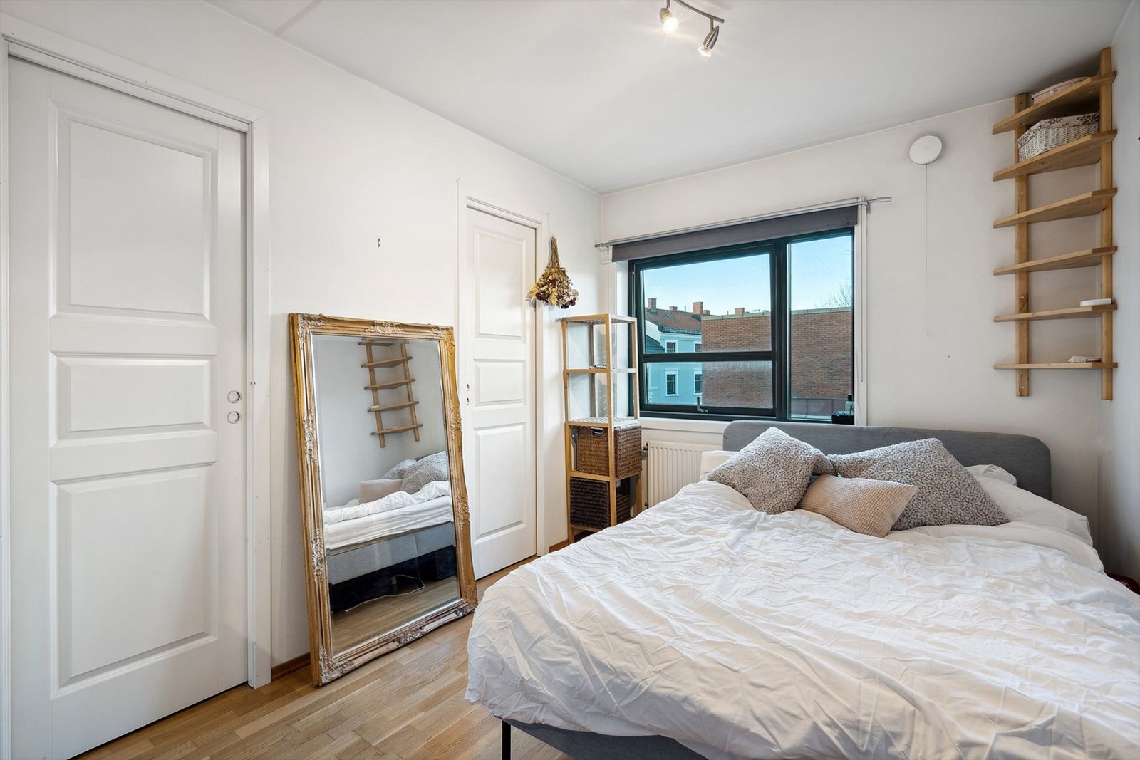 Romslig soverom med plass til stor seng og godt med oppbevaring. Galleribilde