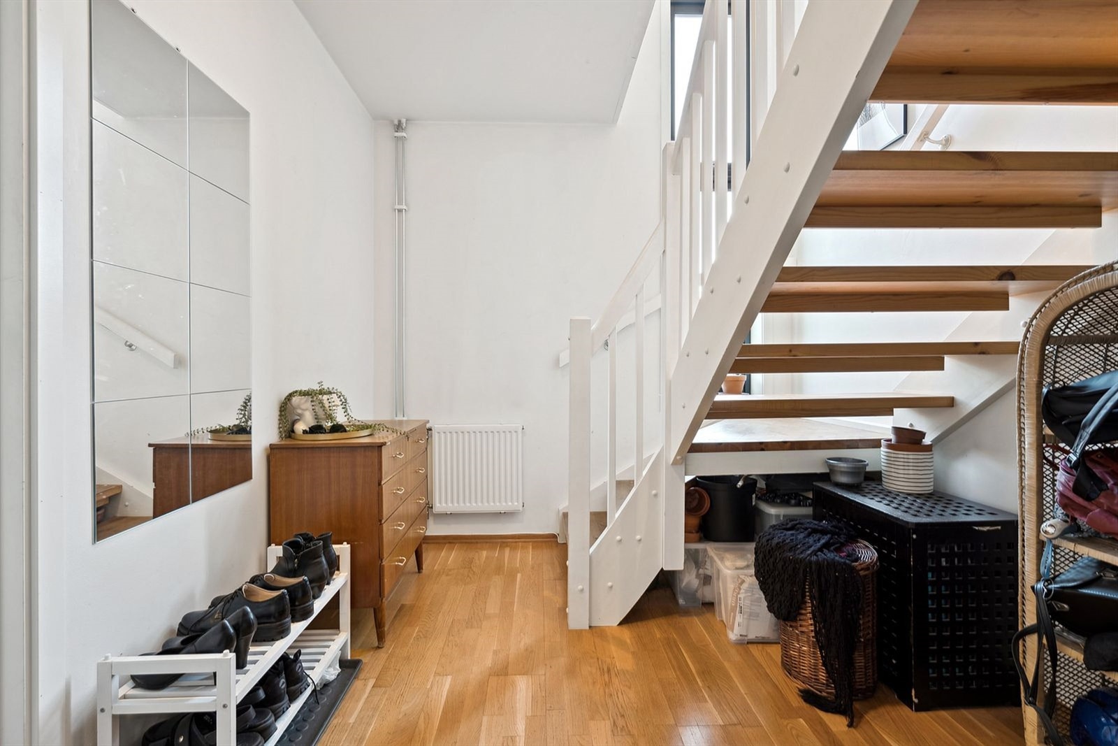 1.etg: Innbydende entré med god plass til oppbevaring. Galleribilde