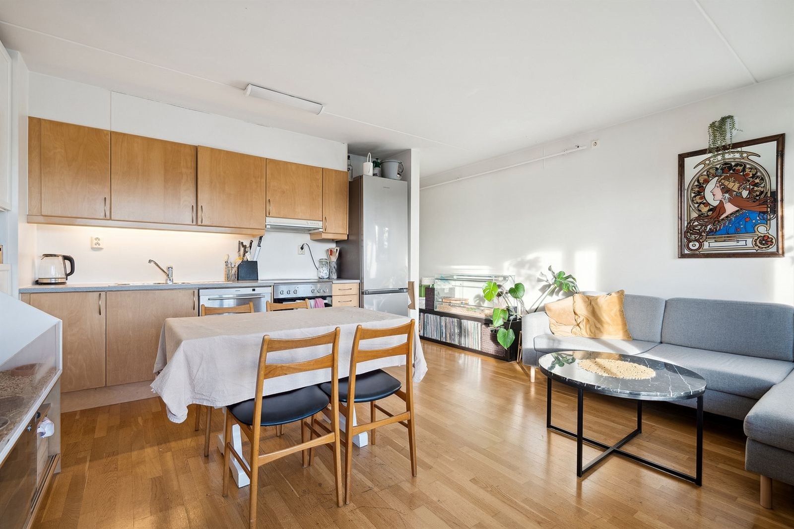 Praktisk spiseplass i tilknytning til stuen, ideell for hyggelige måltider. Galleribilde