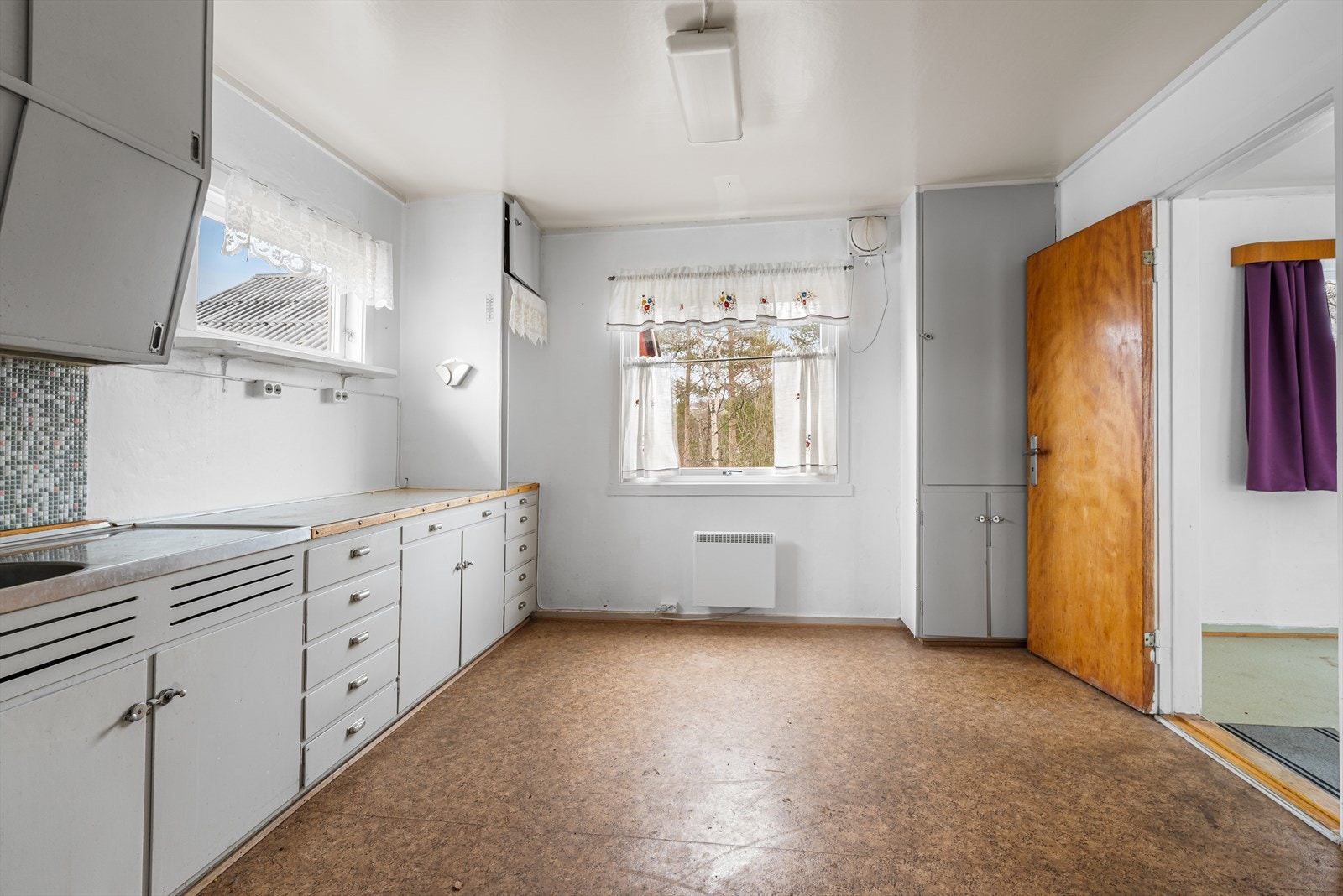 Godt med skap- og benkeplass. Galleribilde