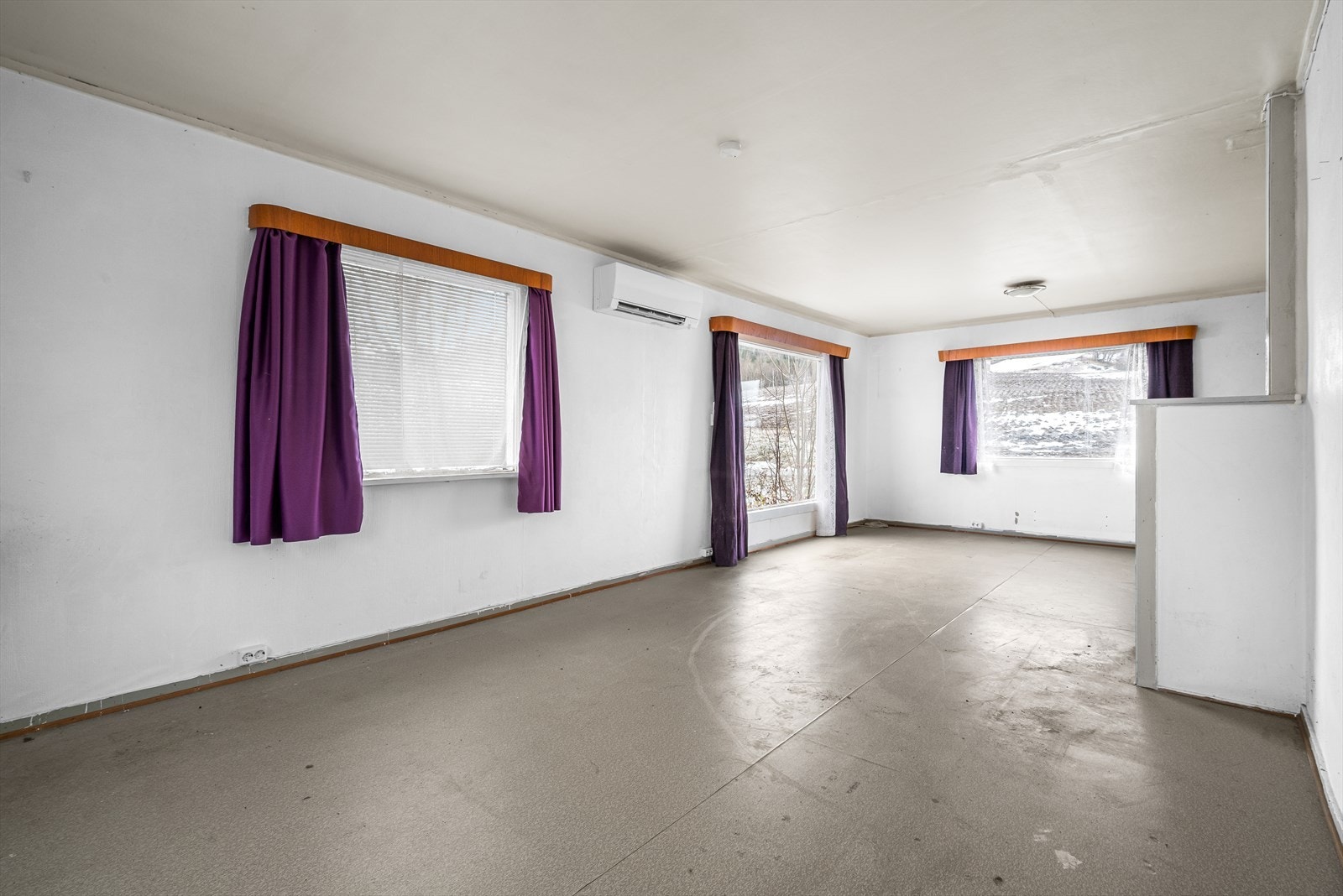 Stue med plass til sofakrok og spisestue for flere personer. Galleribilde