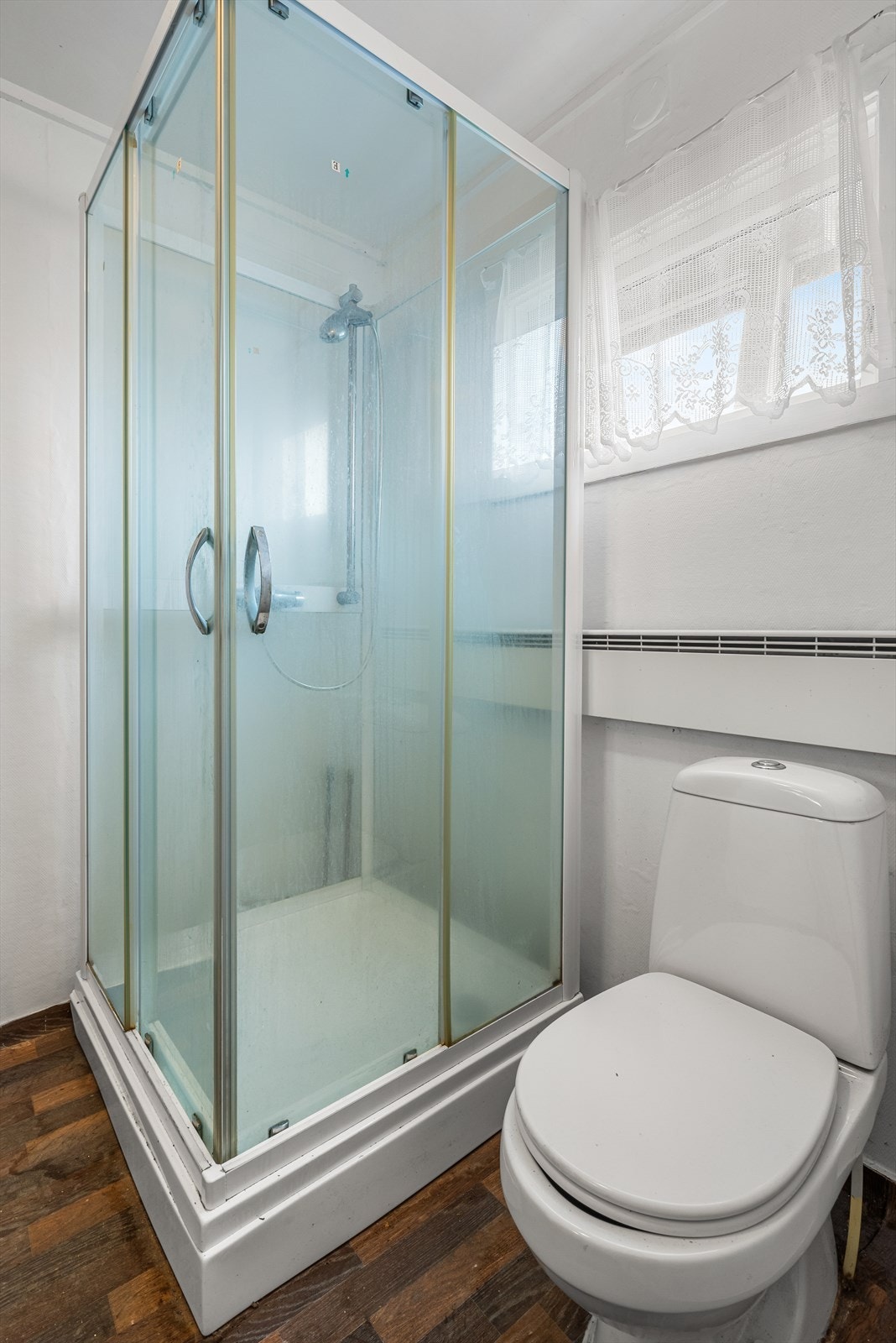 Bad med dusjkabinett. Galleribilde