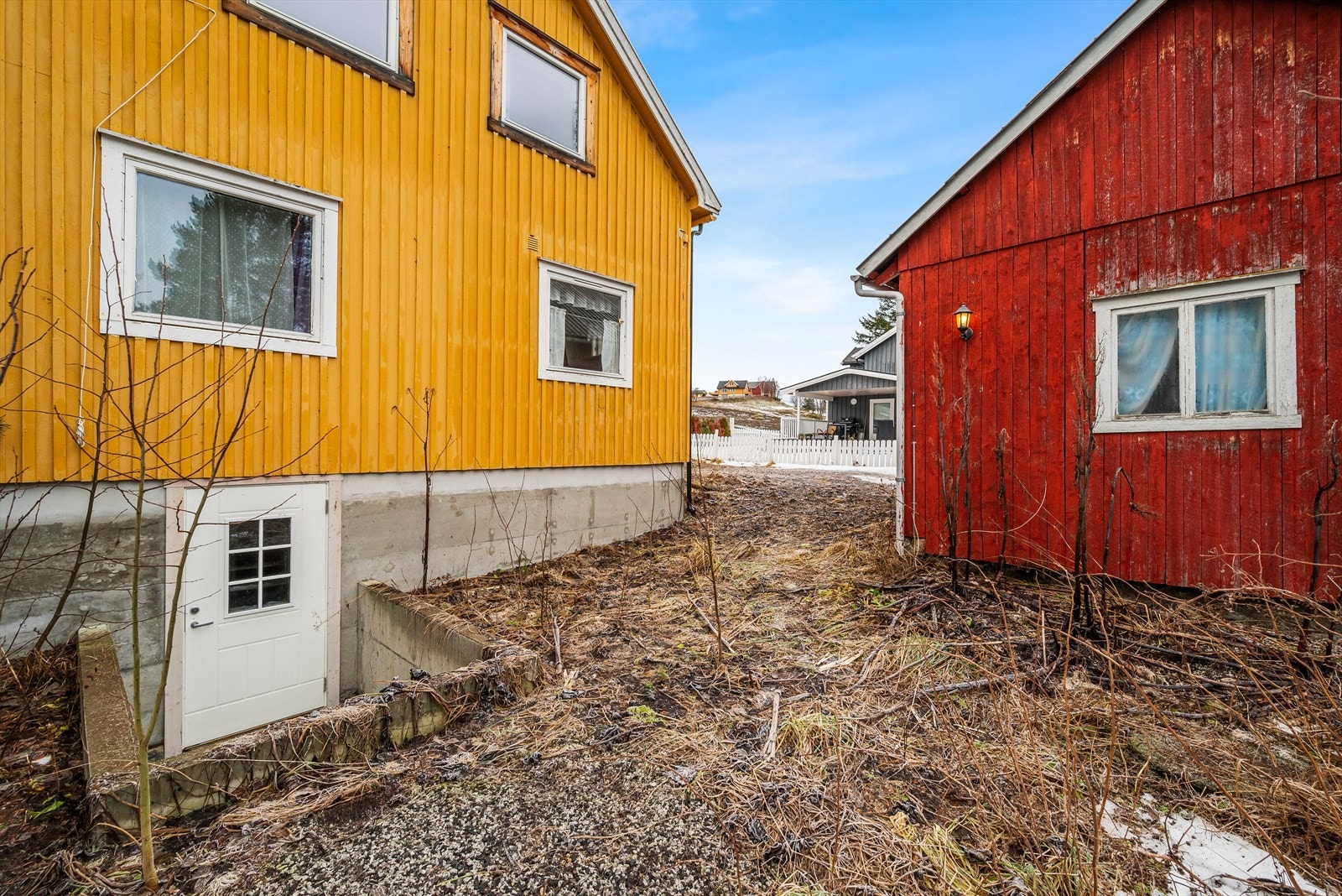 Inngang til kjelleretasjen med flere boder og god lagringsplass. Galleribilde