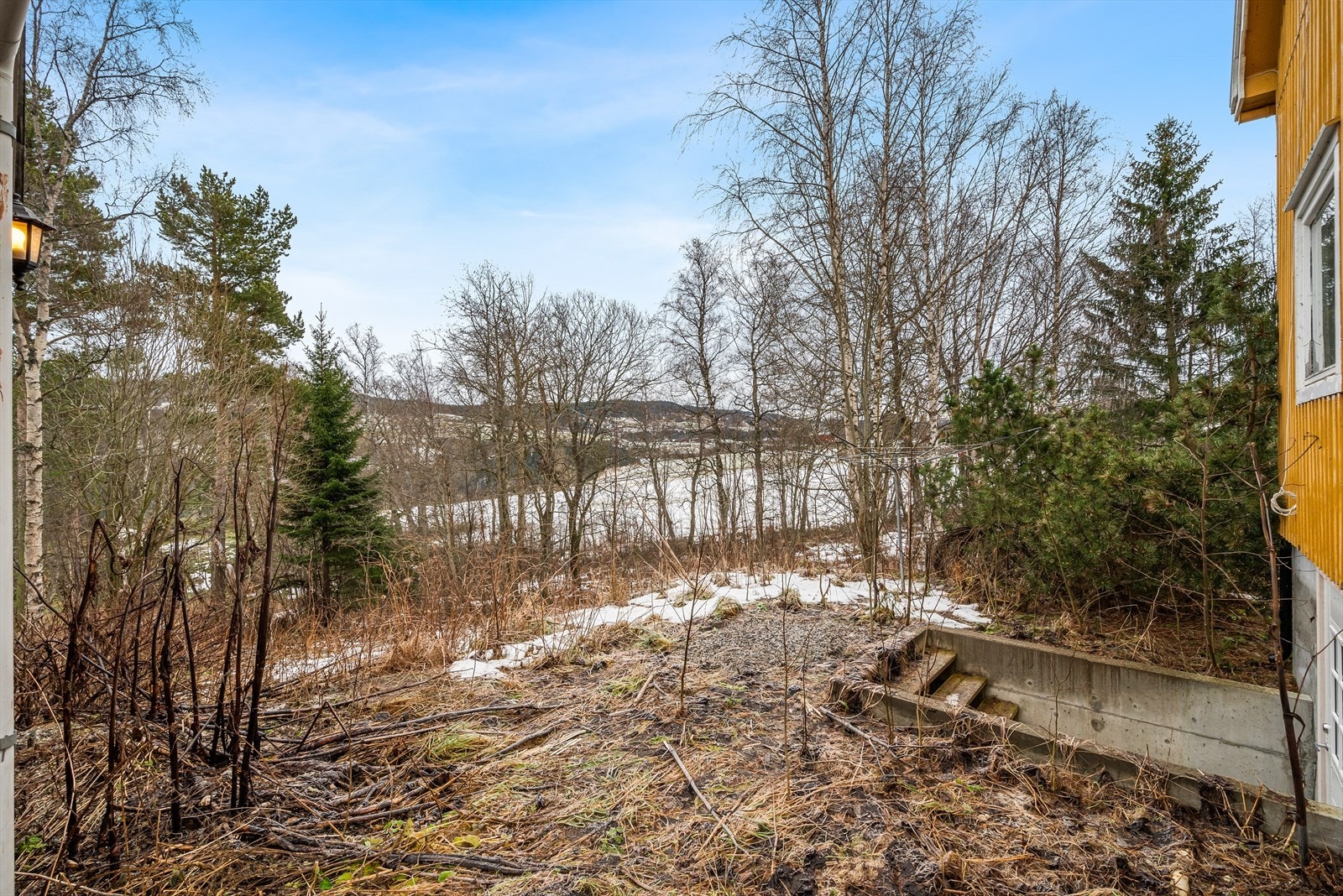 Fra eiendommen er det kort vei Soknedal sentrum. Galleribilde