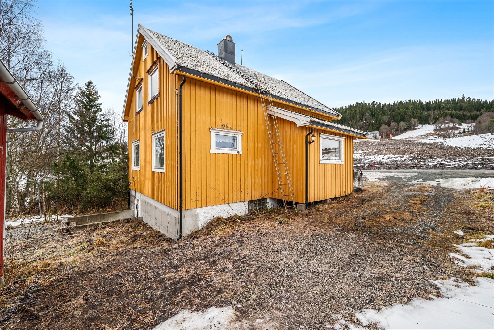 På gårdsplassen er det god plass til parkering av biler. Galleribilde