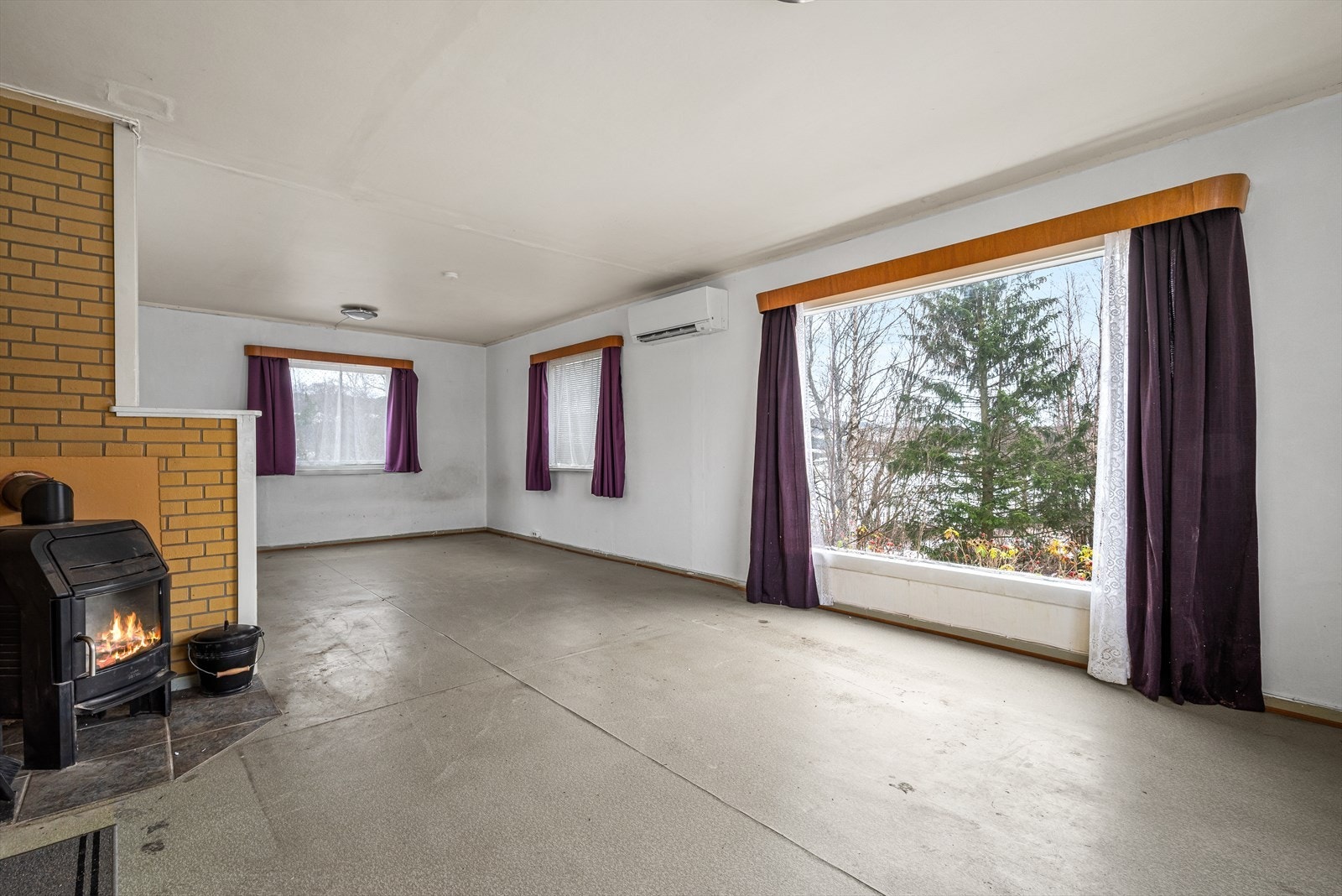 Vedovn og varmepumpe på stuen. Galleribilde