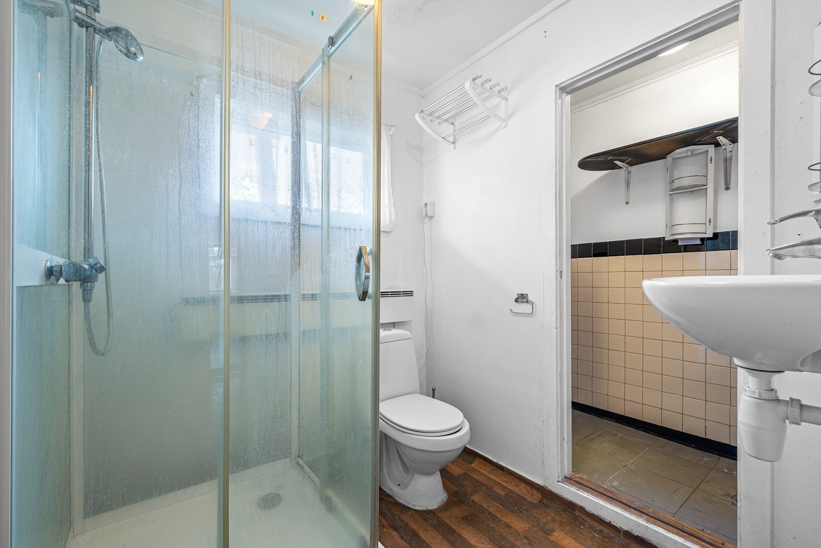 Bad utstyrt med servant, dusjkabinett og toalett. Praktisk vaskerom i tilknytning baderommet. Galleribilde