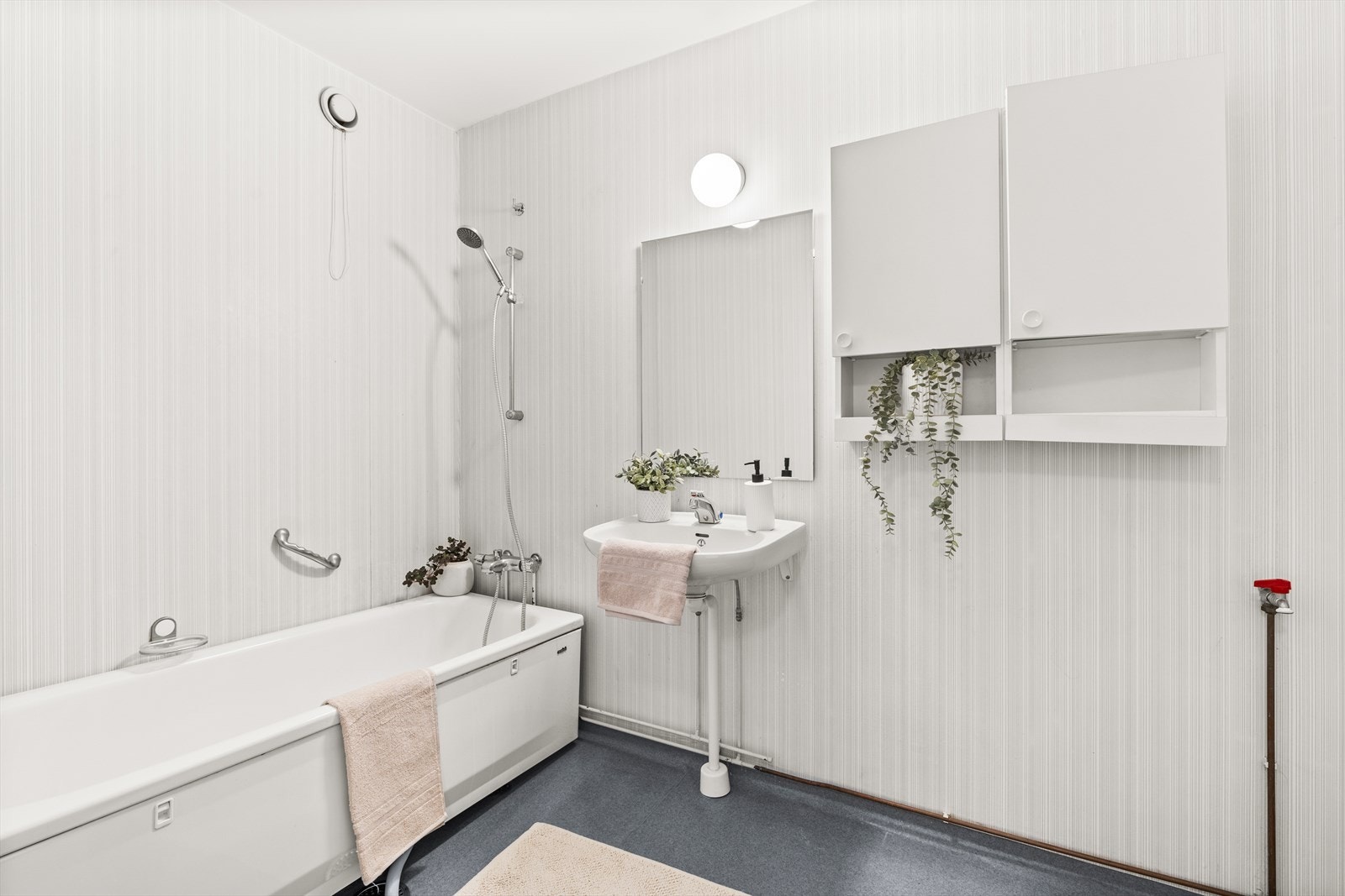 Godt vedlikeholdt bad av eldre dato med behov for modernisering Galleribilde
