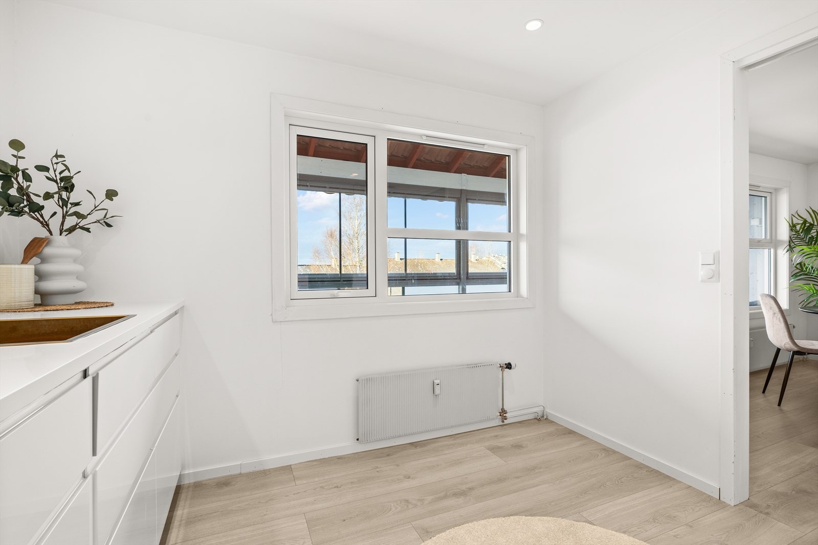 Det er plass til en mindre spisegruppe på kjøkkenet Galleribilde