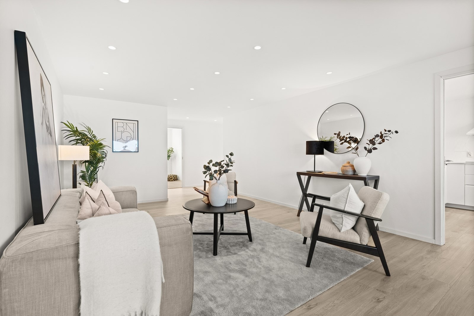Store vindusflater og gjennomgående planløsning gir gode lys- og solforhold Galleribilde