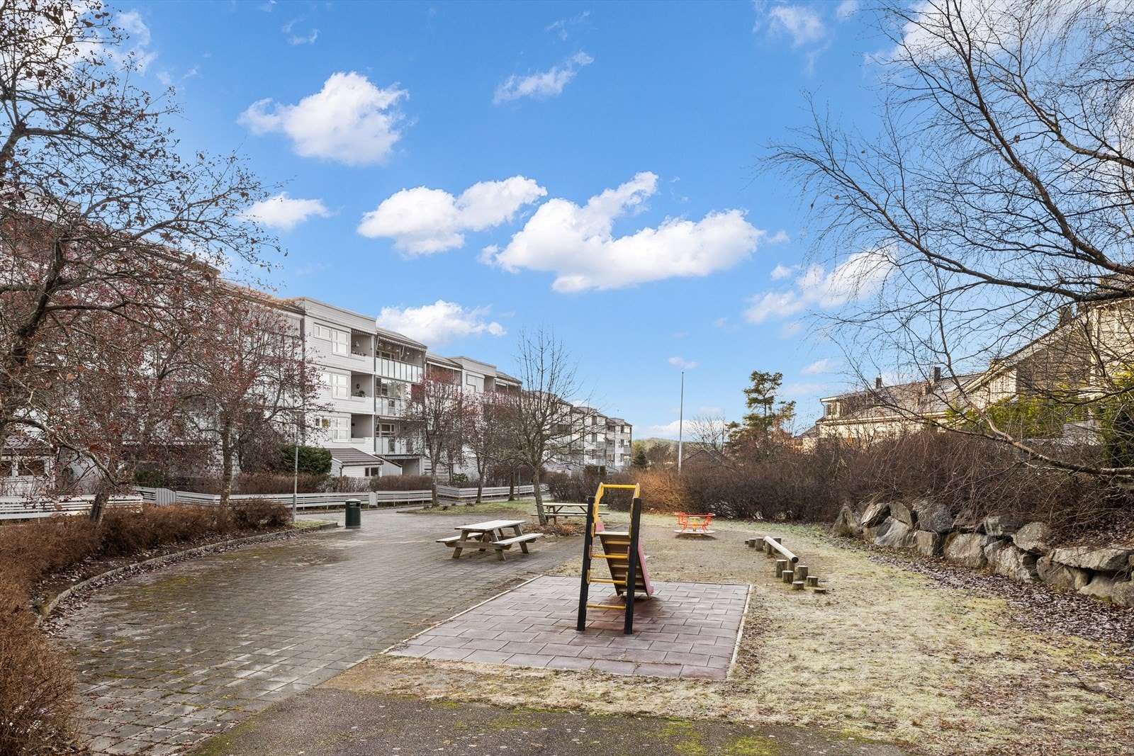 Hyggelig og barnevennlig nabolag med uteområder for store og små Galleribilde