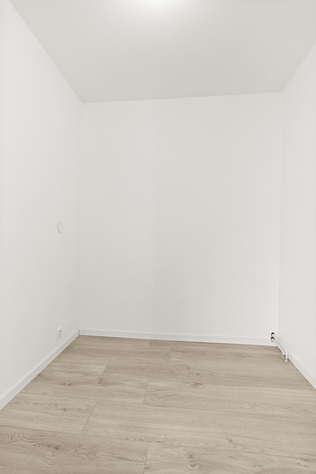 Her er det god plass til romslig garderobeløsning og annen oppbevaring Galleribilde