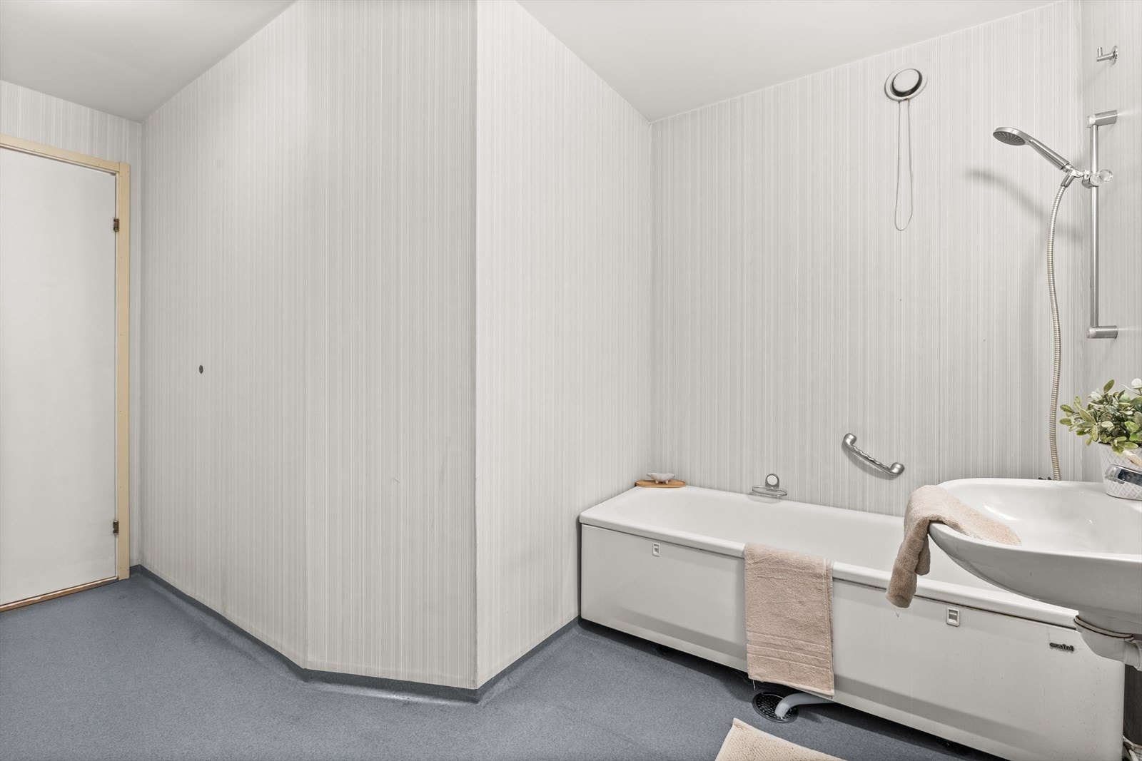 Badet er vegg i vegg med separat toalettrom Galleribilde