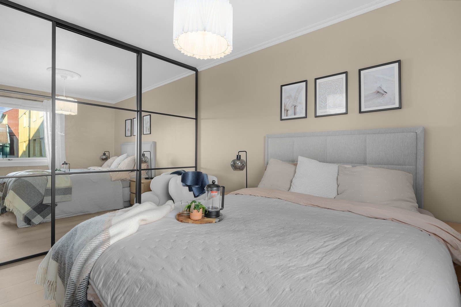 Soverom med stor skyvedørsgarderobe Galleribilde