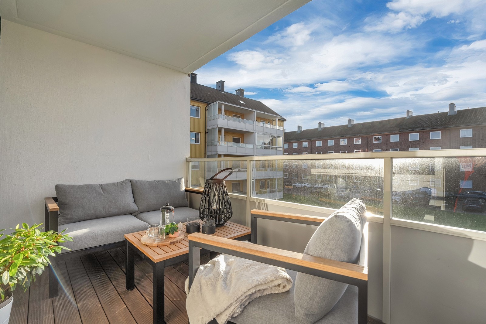 Romslig og solrik balkong Galleribilde