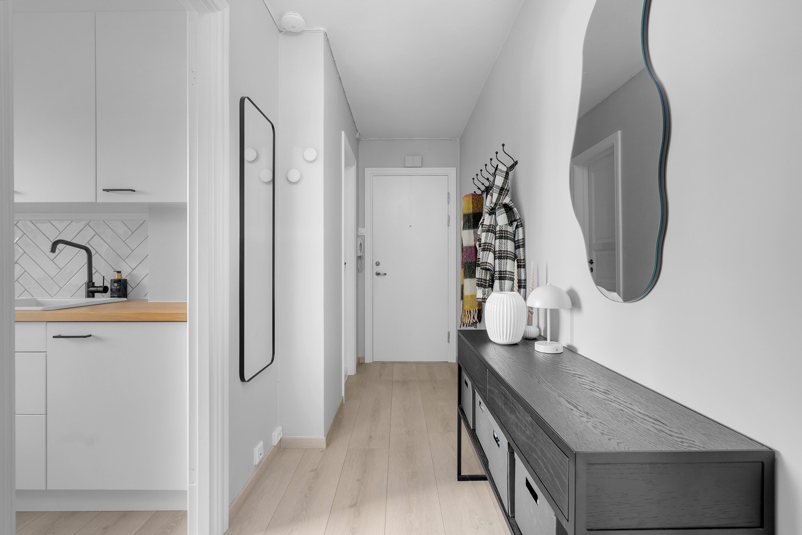 God plass til å henge fra seg yttertøy og sko Galleribilde