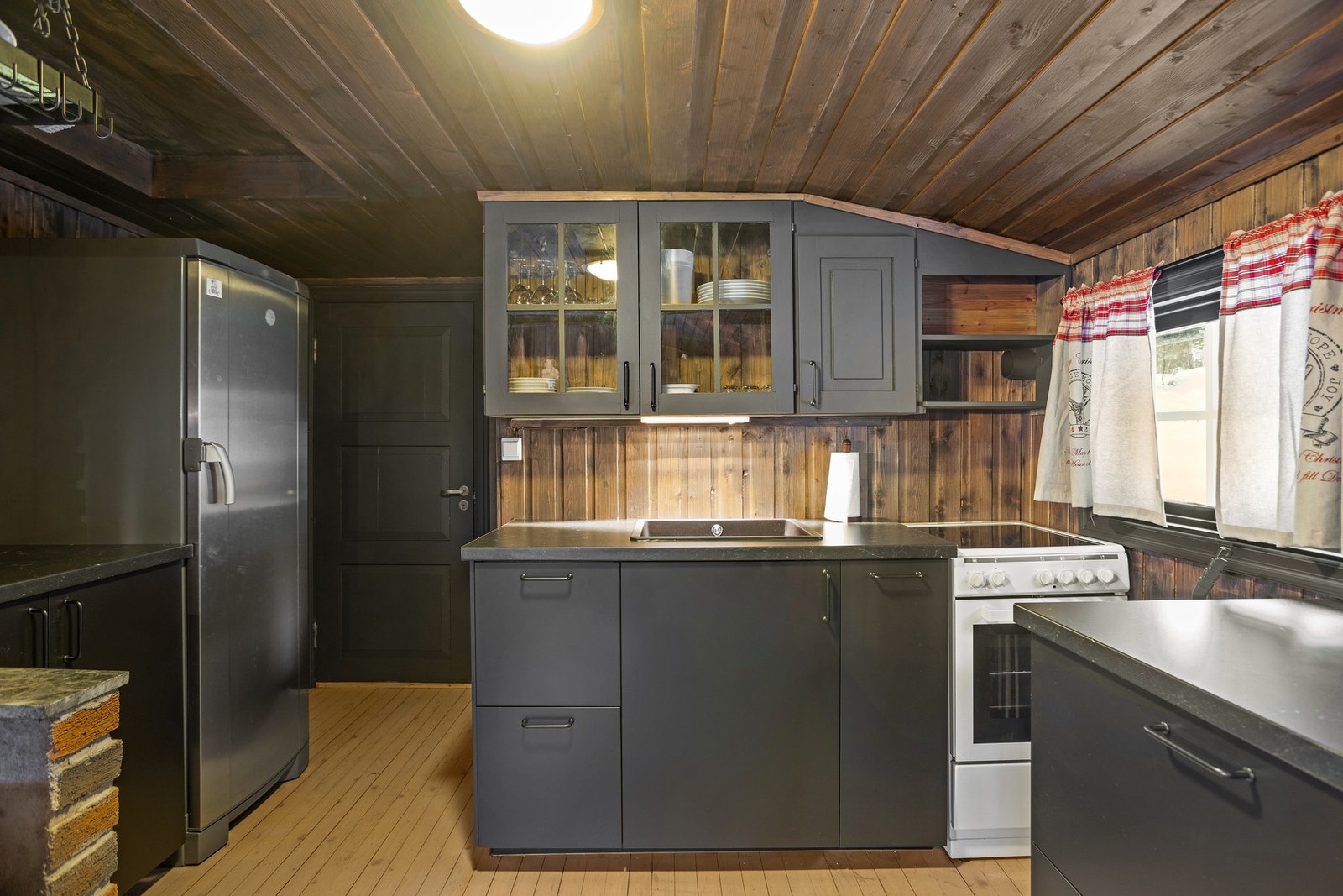 Godt med benk- og oppbevaringsplass, alt tilrettelagt for gode måltid på hytta! Galleribilde