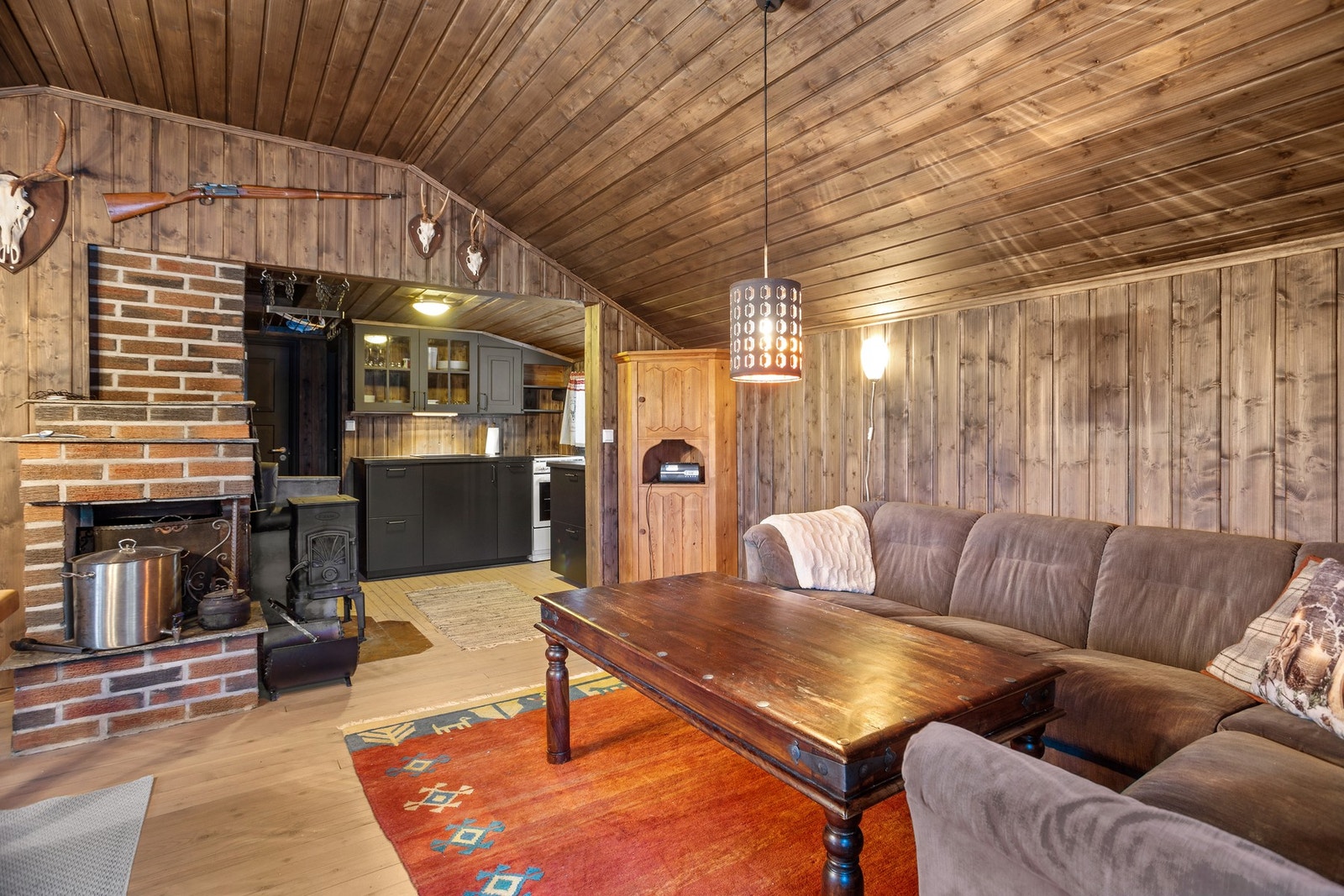 Lunt og trivelig med beisede overflater. Galleribilde